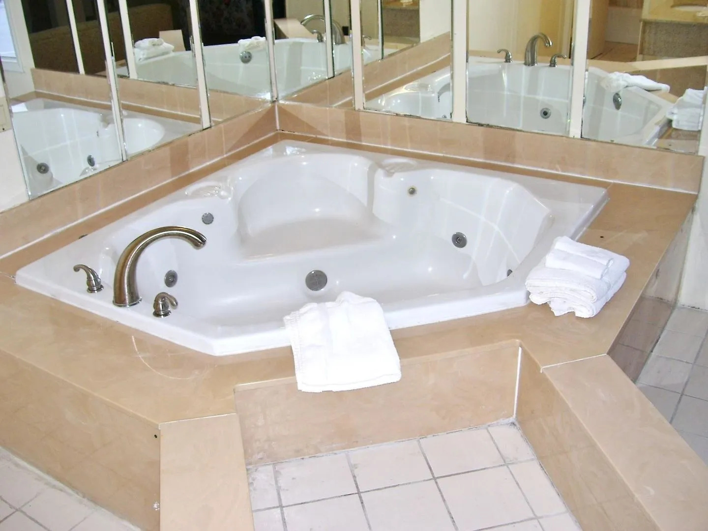 Lake View Inn & Suites