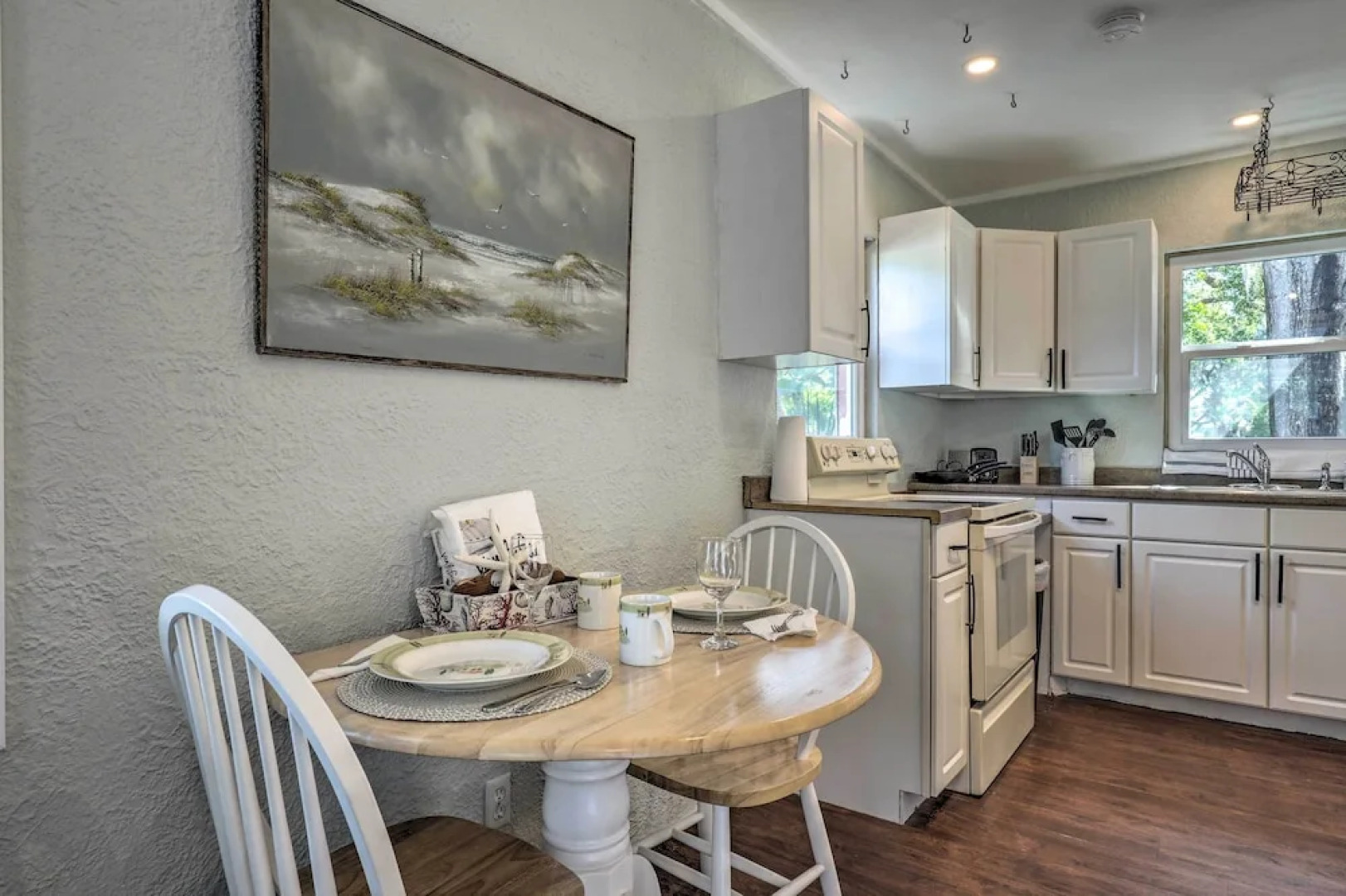 Cozy Crystal Beach Cottage: Walk to Shoreline