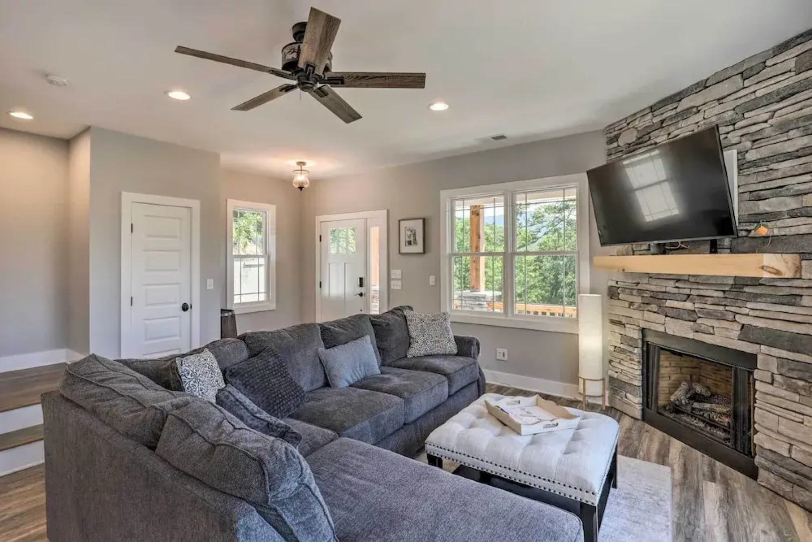 Escape w/ Hot Tub, Mtn Views: 5 Mi to Urban Trail