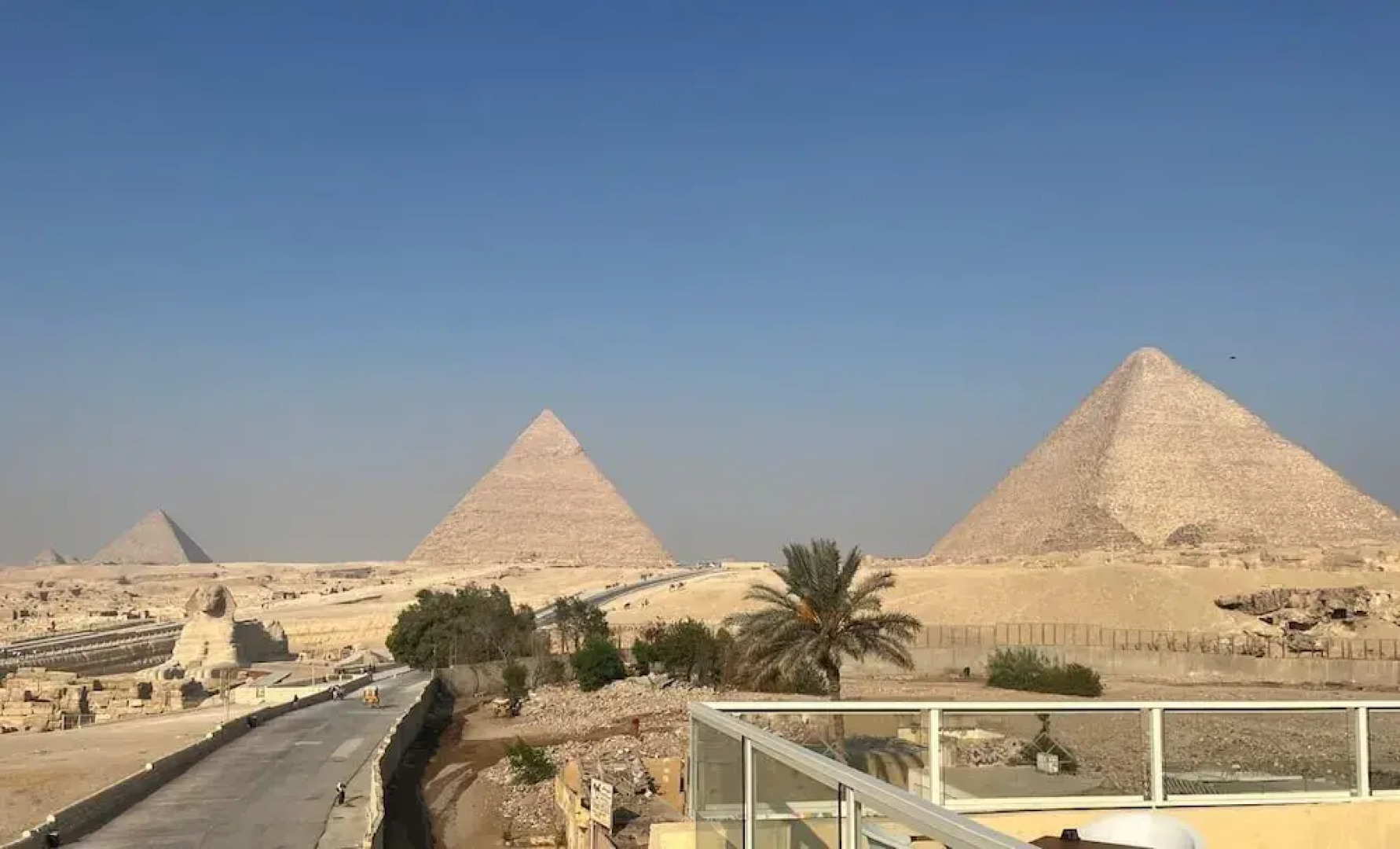 The Gate Hotel Front Pyramids & Sphinx View