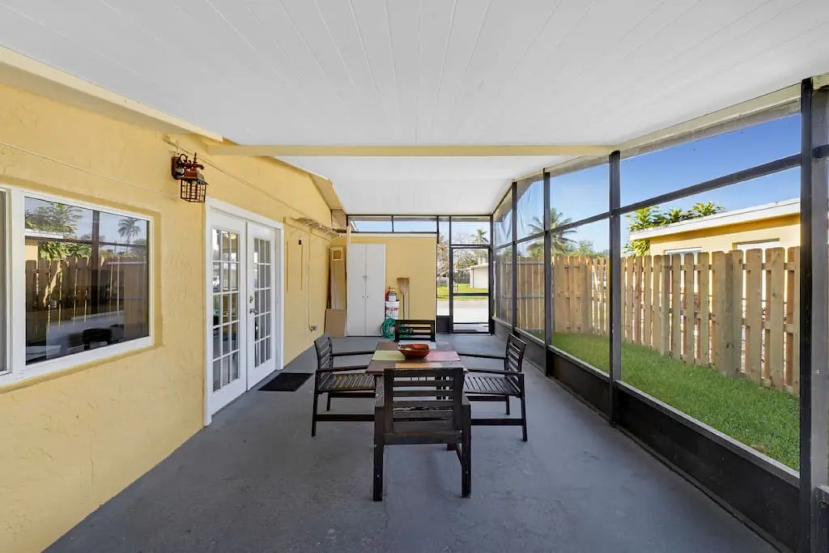 Yellow house in Davie