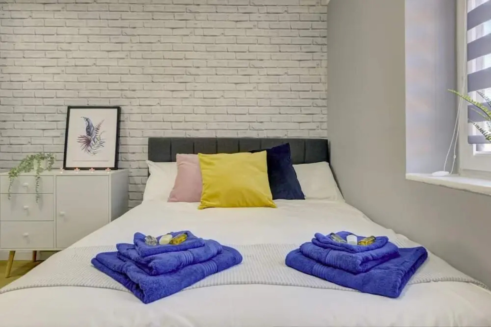 Stylish 2 bed House With Parking in Rugby