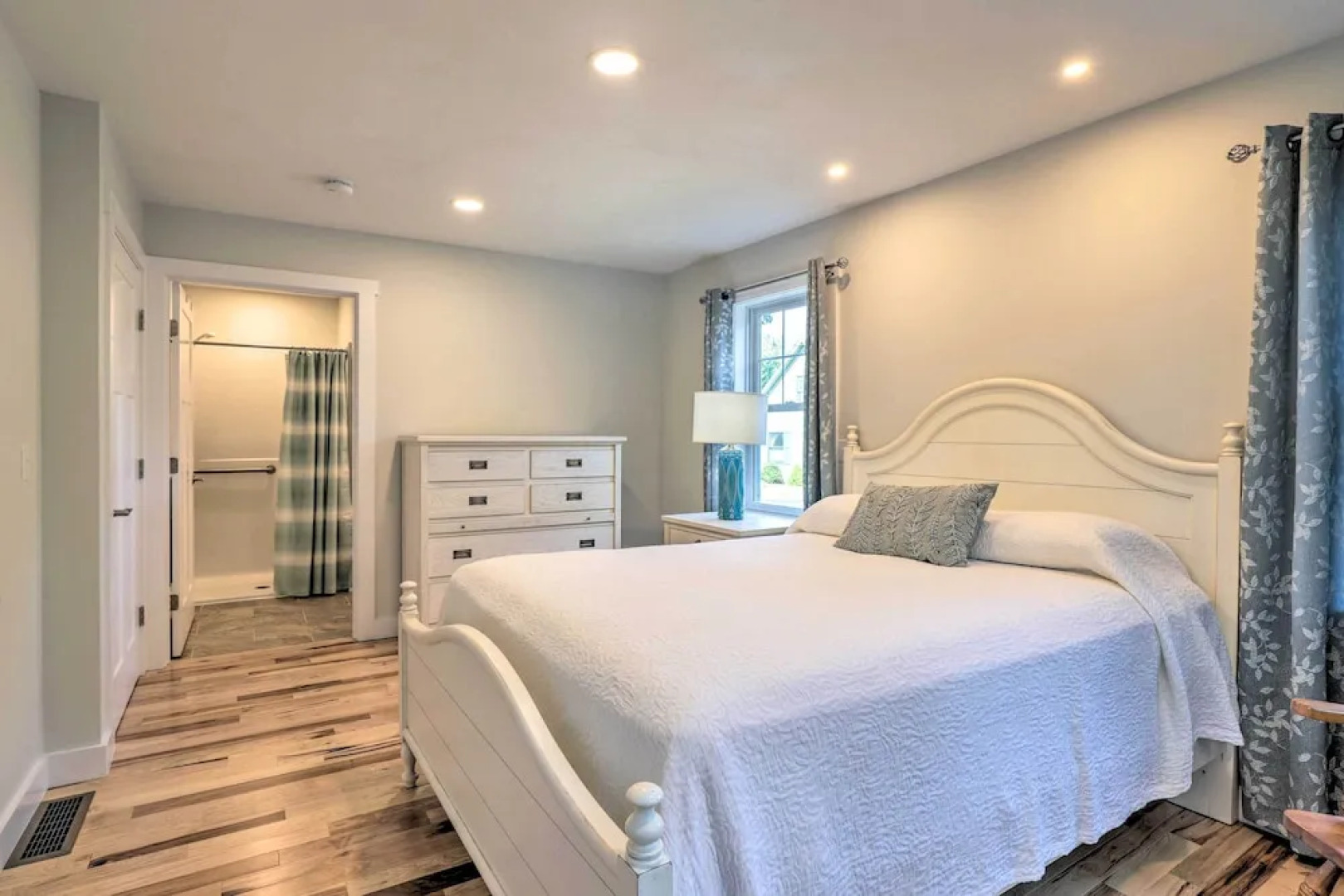 Sun-dappled Retreat - Walk to Wickaboag Lake!