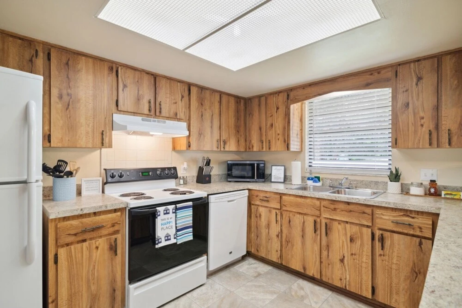 Sunny Retreat - Spacious Yard, Firepit, & Grill 3 Bedroom Home by Redawning