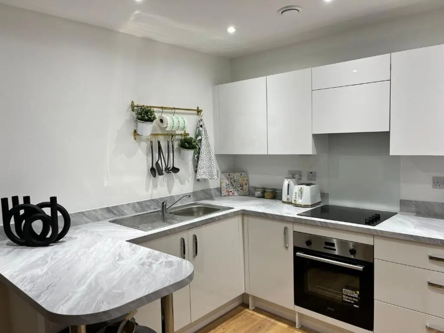 Luxury 2-bed Flat in Lakeside, West Thurrock