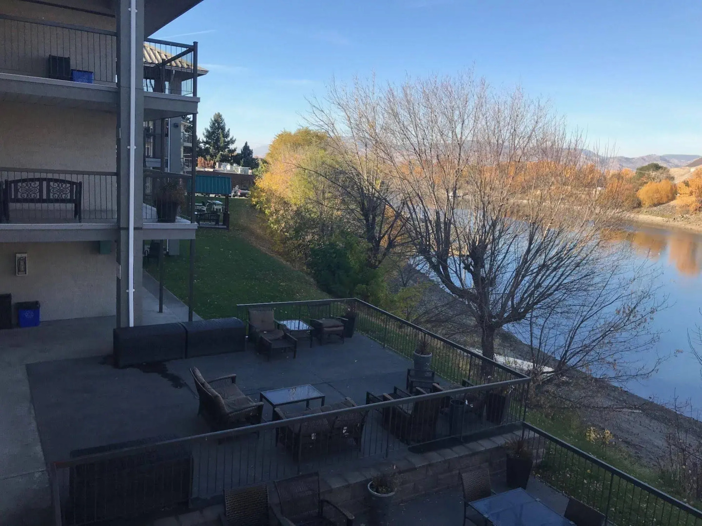 Riverland Inn & Suites