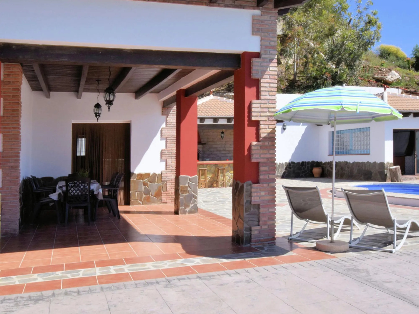 Spacious Villa in Sayalonga with Jacuzzi