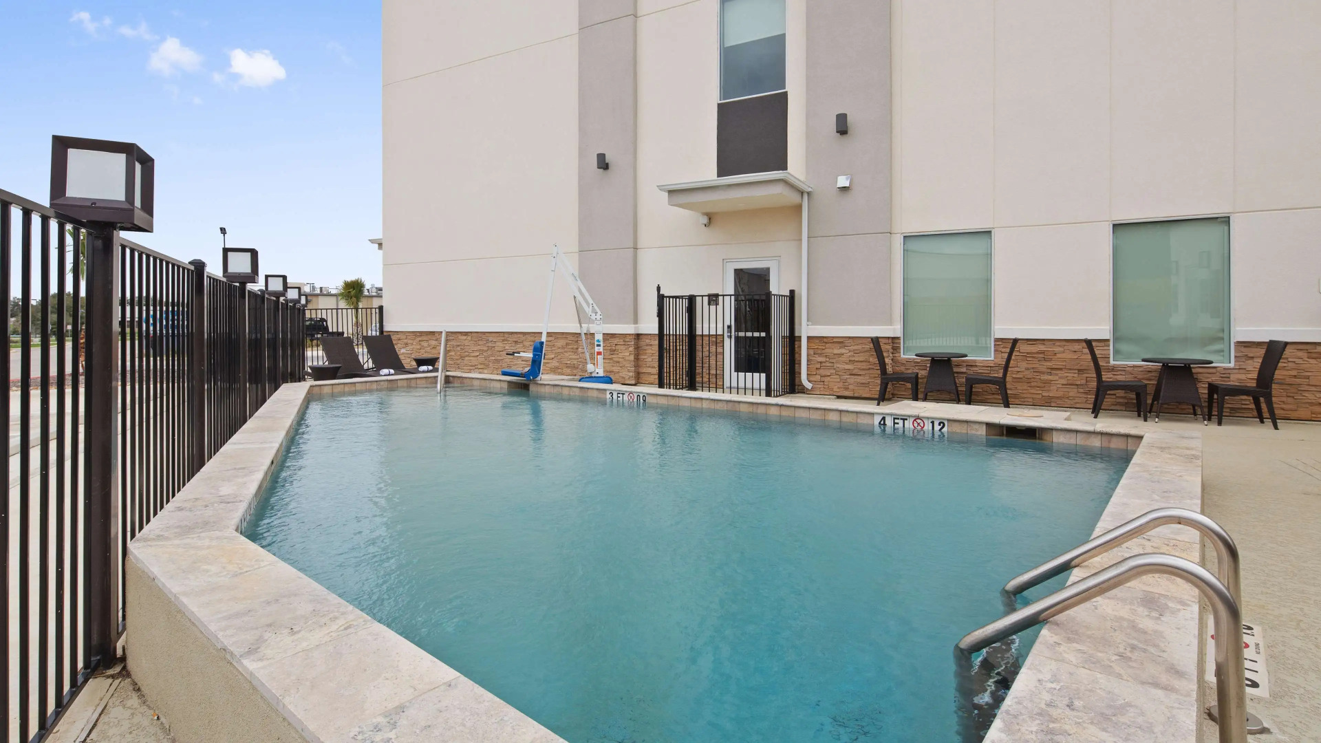 Best Western Green Oaks Inn & Suites