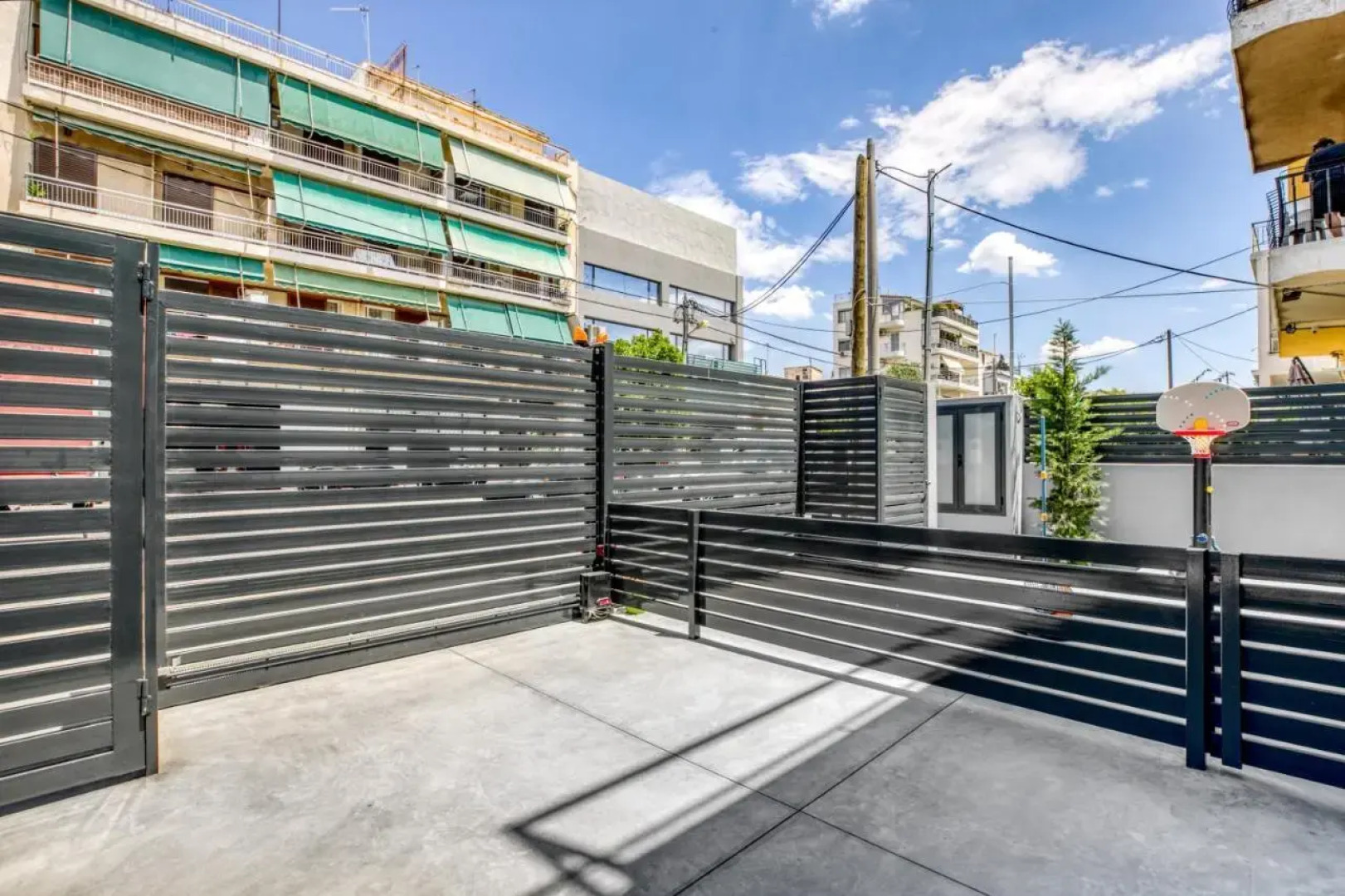 Spacious flat with courtyard and private parking!