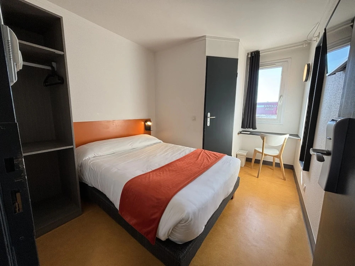 Hôtel Face West Le Pontet