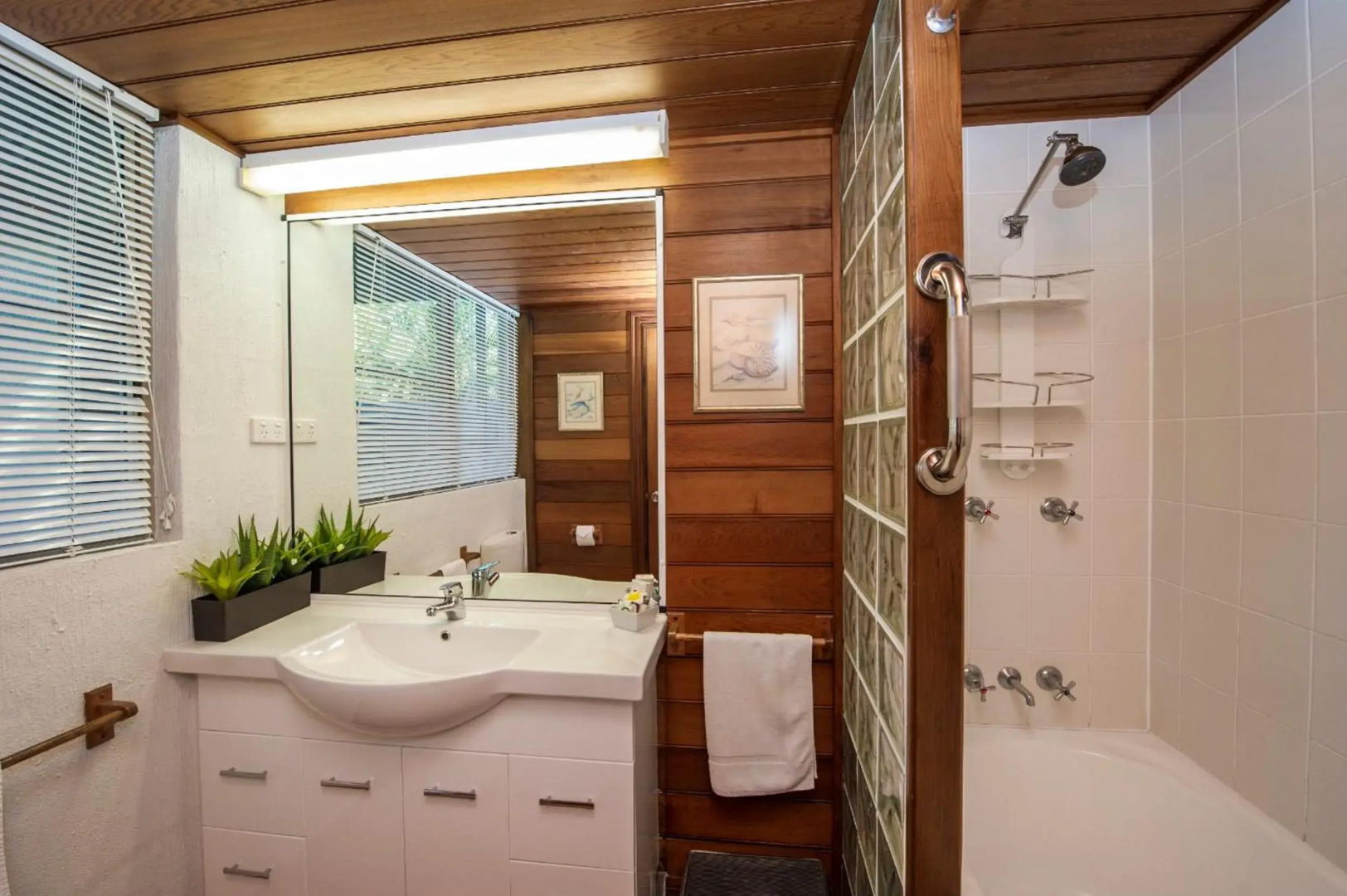 Beachside Cottage - A Private Peaceful Hidden Gem 50m to Beach