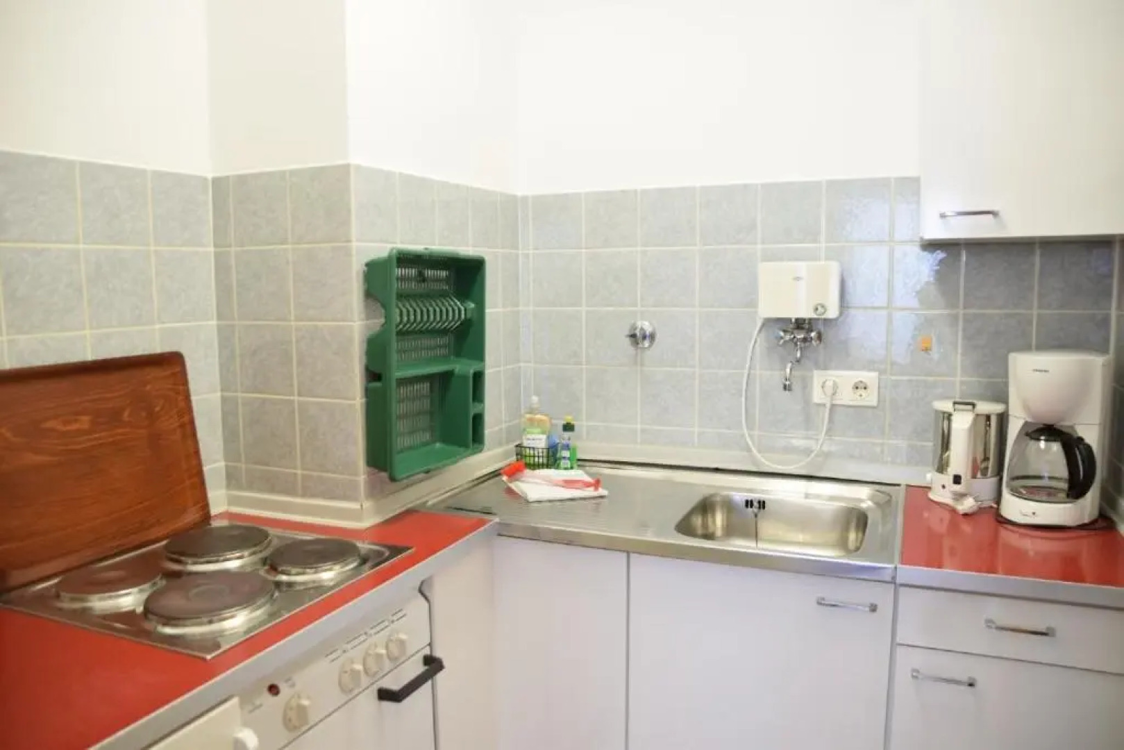 Einfaches 2-Zimmer-Appartement mit Balkon.