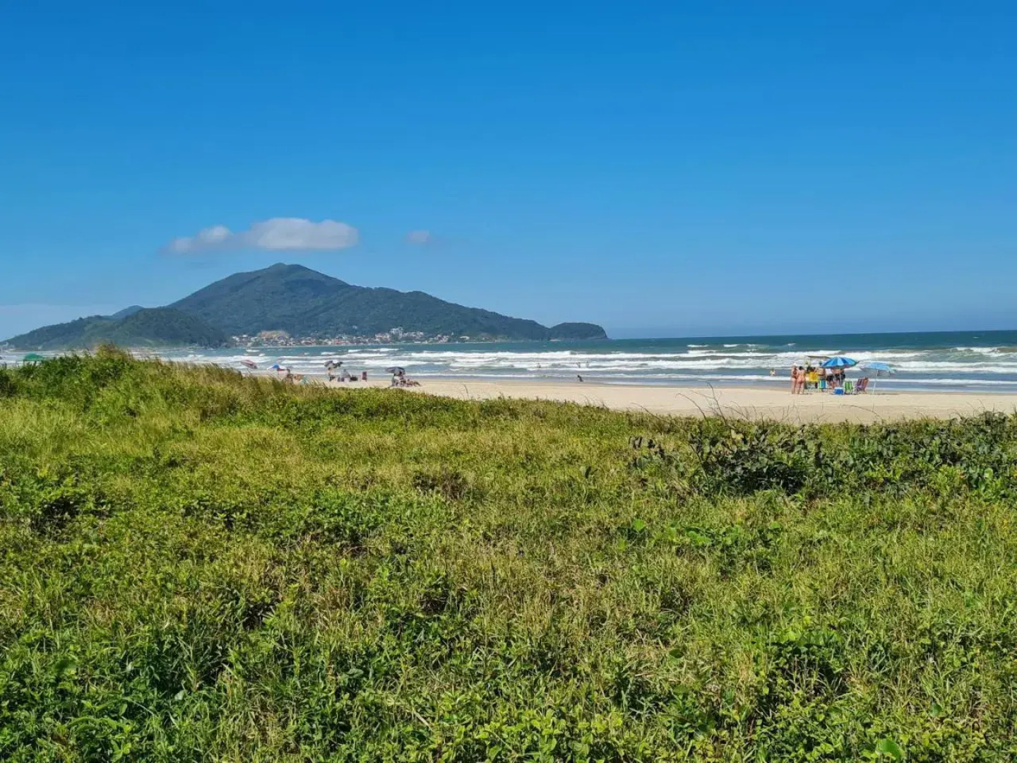 Ampla casa com 5 quartos e vista para o mar