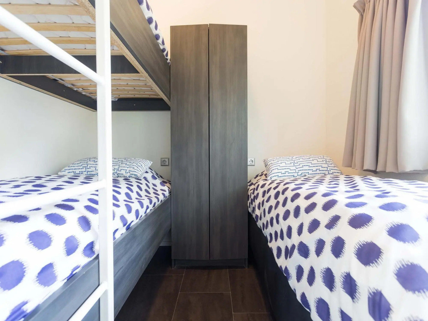 Modern chalet with outdoor sauna and spa, in a holiday park, near the Veluwe