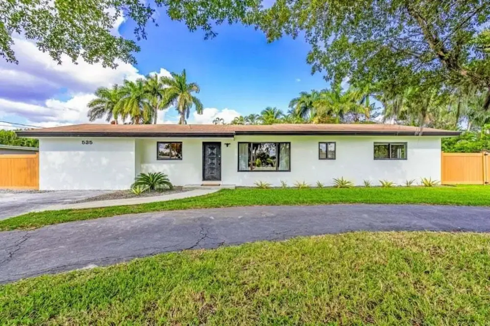 4br Biscayne River Home: Pool & Pickleball Fun 4 Bedroom Home
