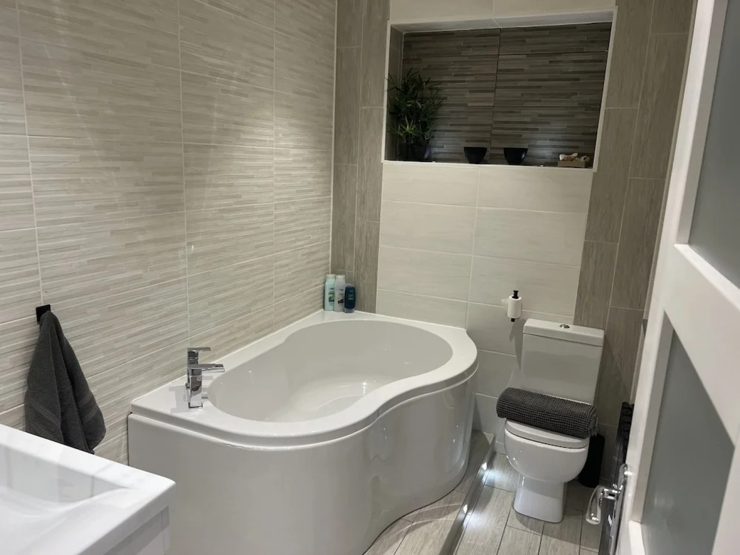 The Broadway Beach Homes Airbnb With Hot tub