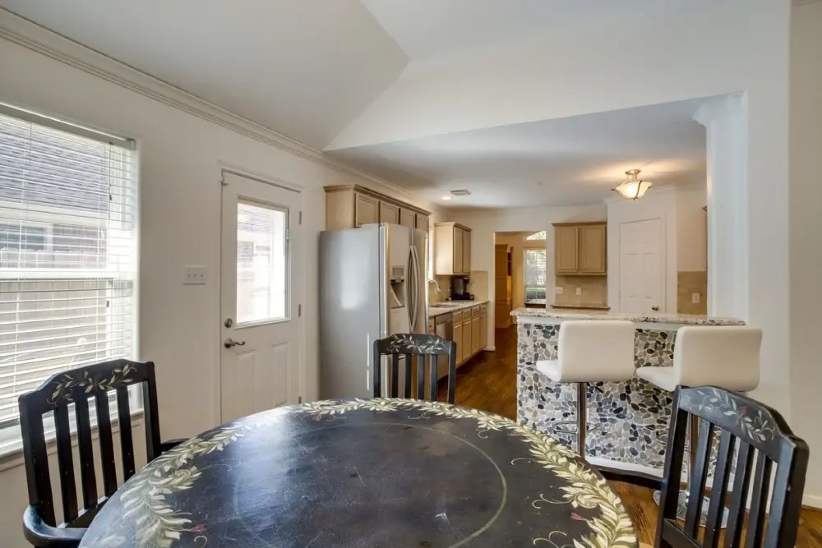 Pet-friendly Spring Home - 4 Mi to Six Flags!