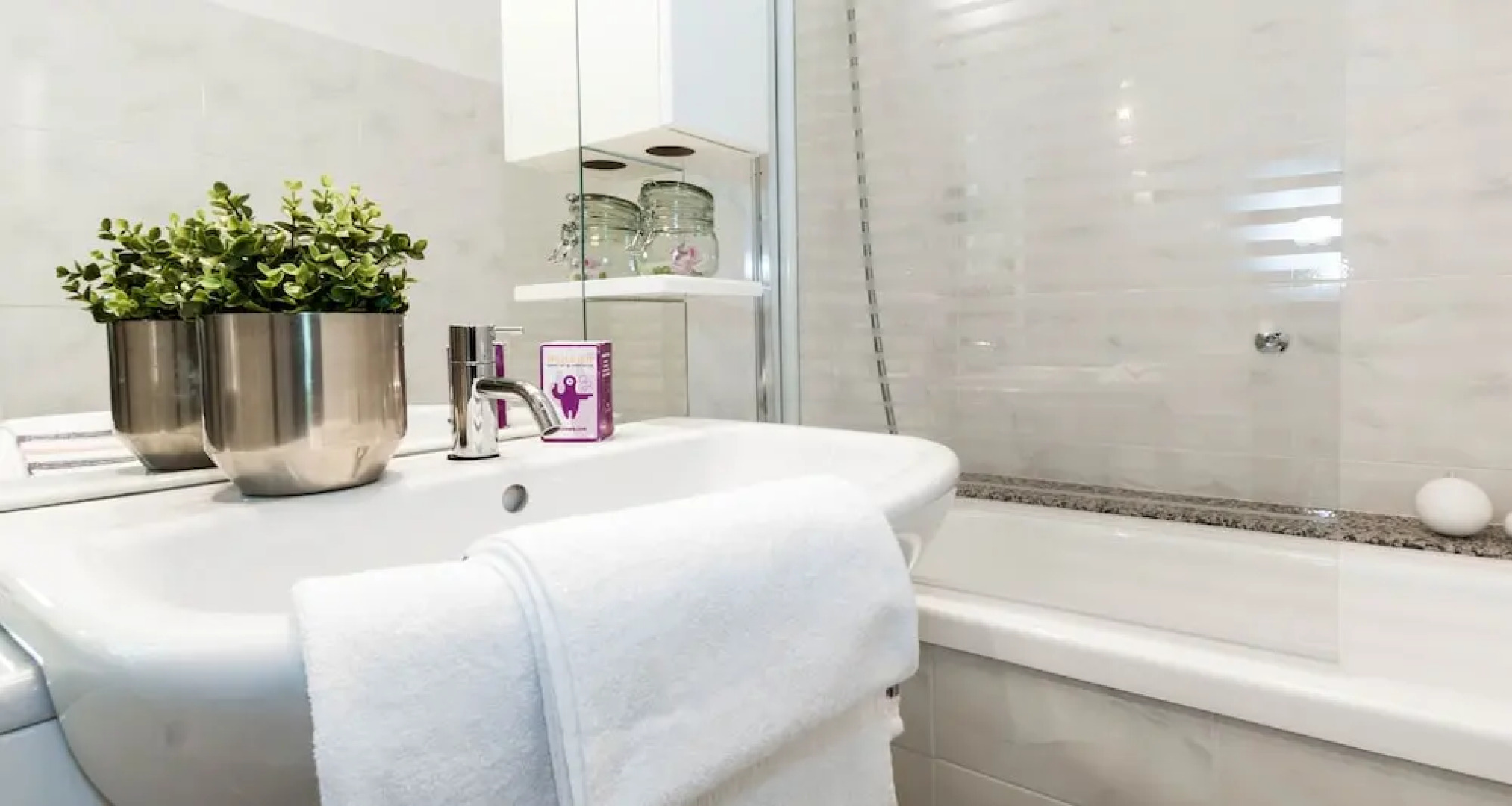 JOIVY Garden Oasis: 1BR Apt w/ Balcony & Parking