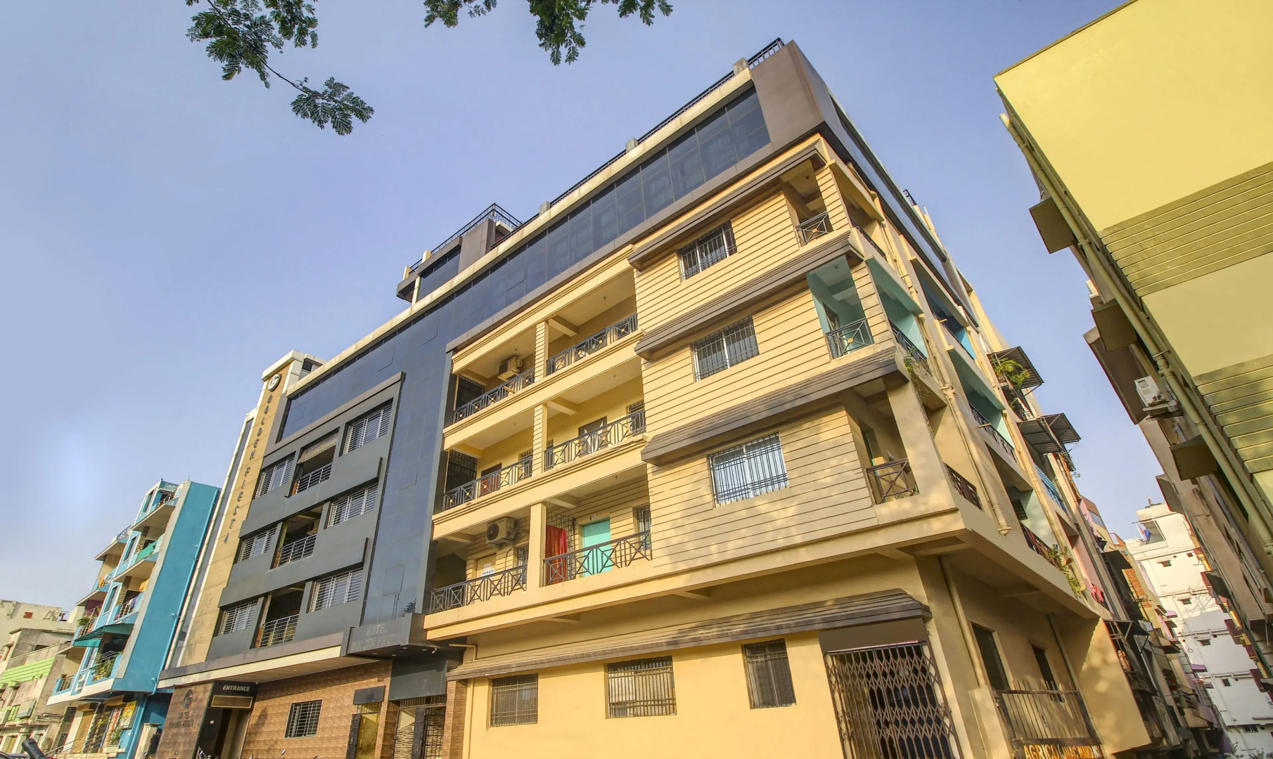 Itsy by Treebo - Golden Fiesta