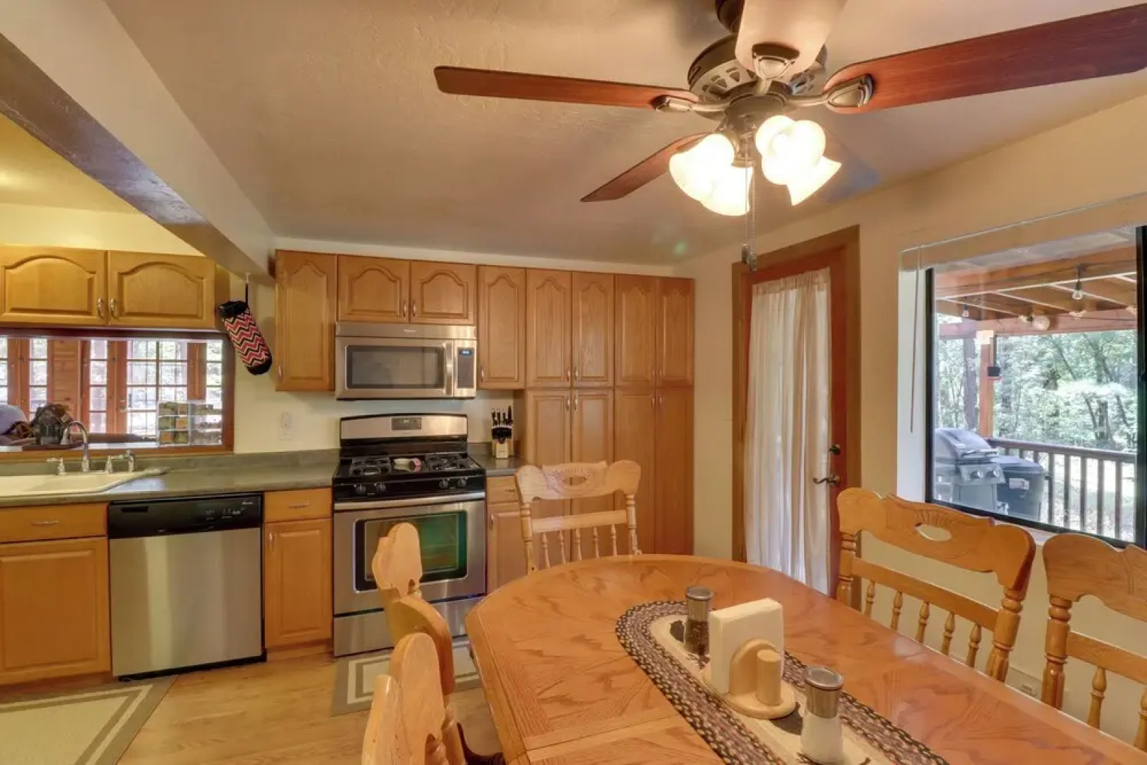 A-frame Pinetop Cabin < 6 Mi to Rainbow Lake!