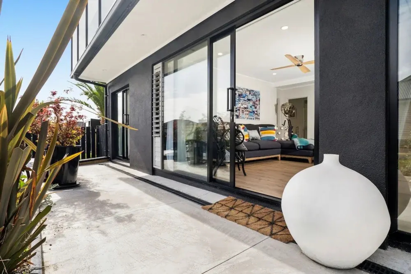 Red Beach Designed Stylish 2 BR Suite