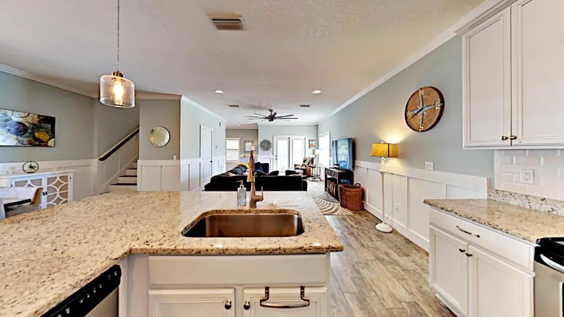 Blue Breeze, 4 Bedrooms, 3 Bathrooms, Sleeps 10, walk to Beach