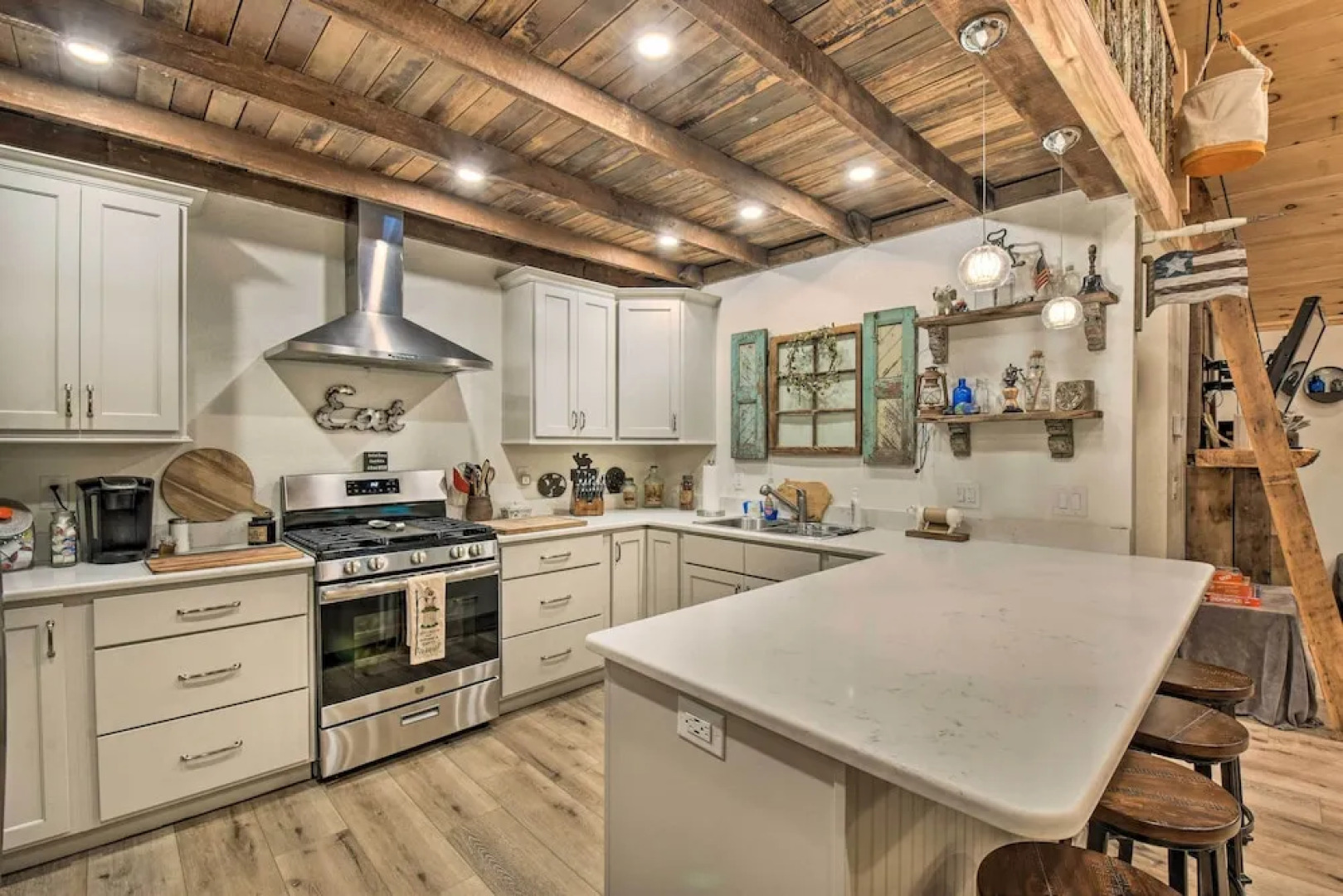 Hiawassee Getaway w/ Hot Tub, Deck & Lake Access!