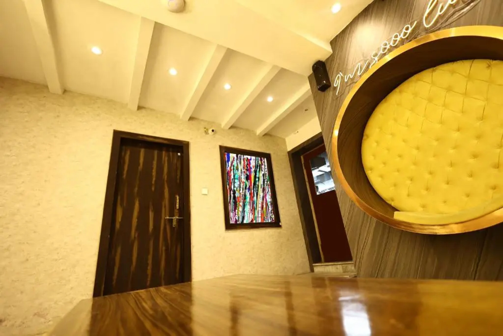 Lucky Restaurant And Guest House