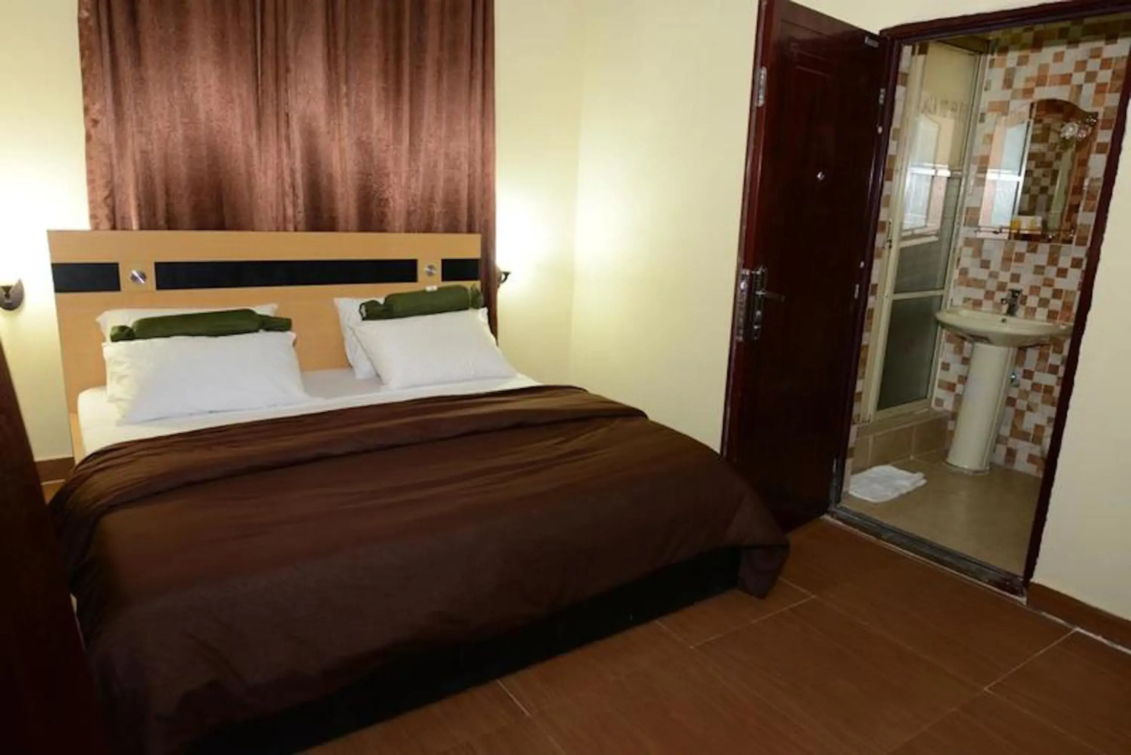 Momak 2 Hotel & Suites