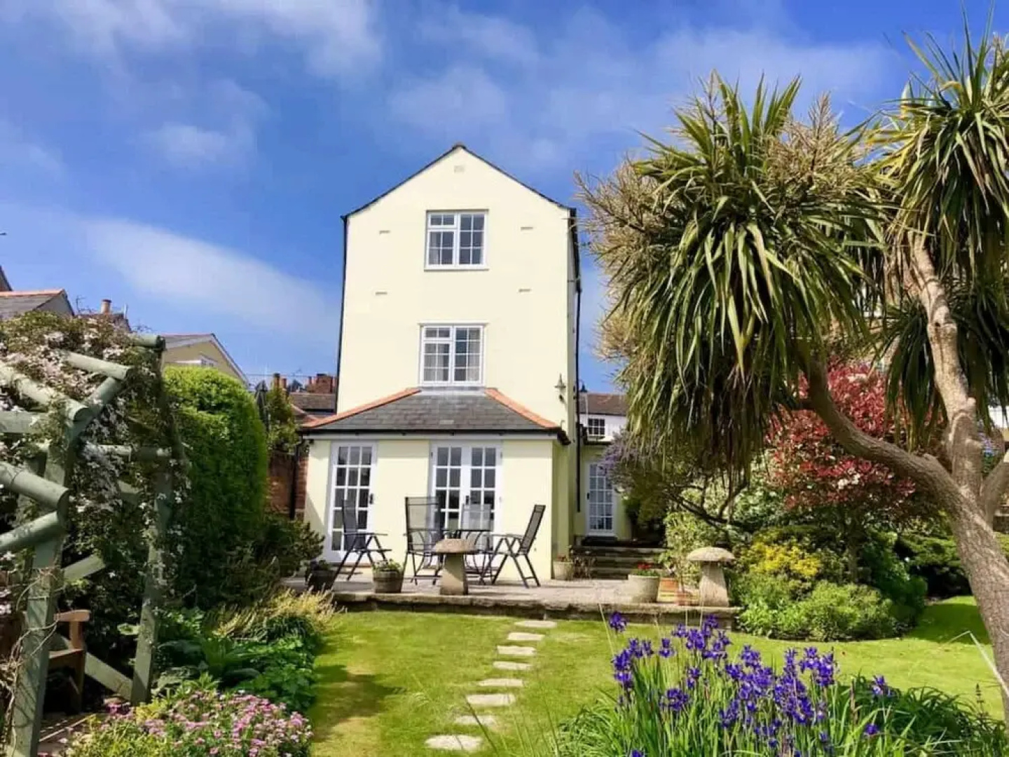 Mulberry 3 bed Cowes Cottage, Solent Views (Sleeps 6)