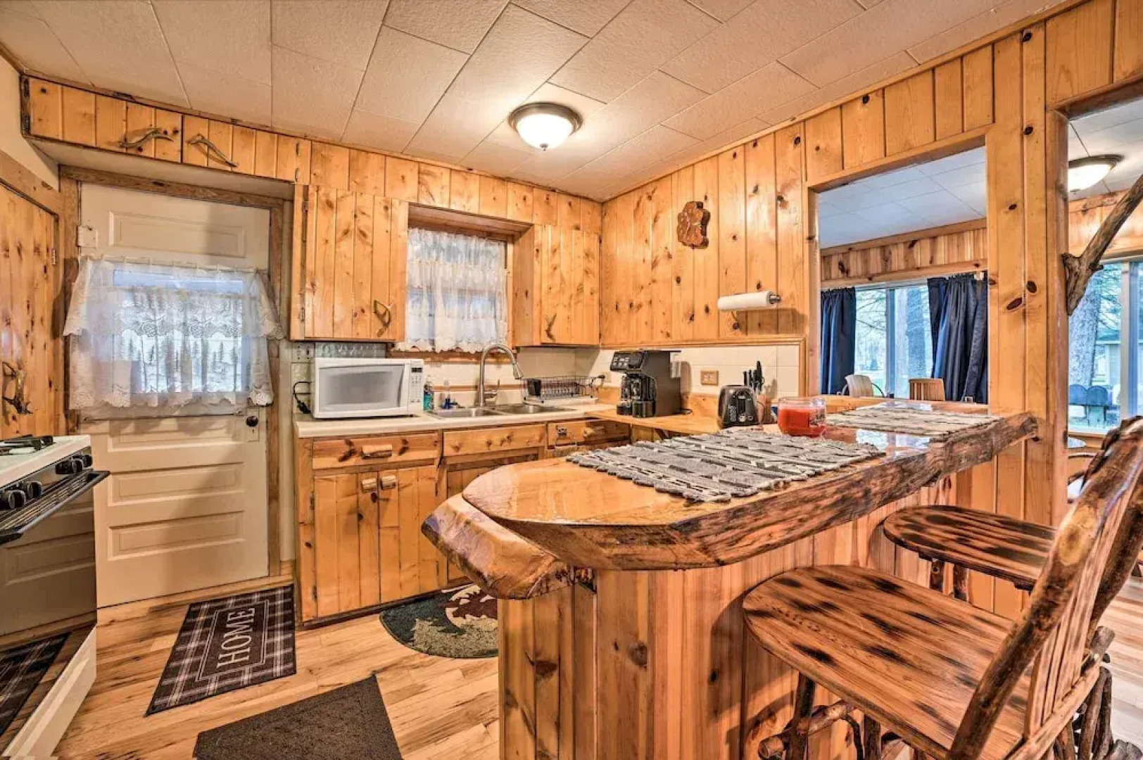 Cozy & Rustic Cottage With Houghton Lake Access!