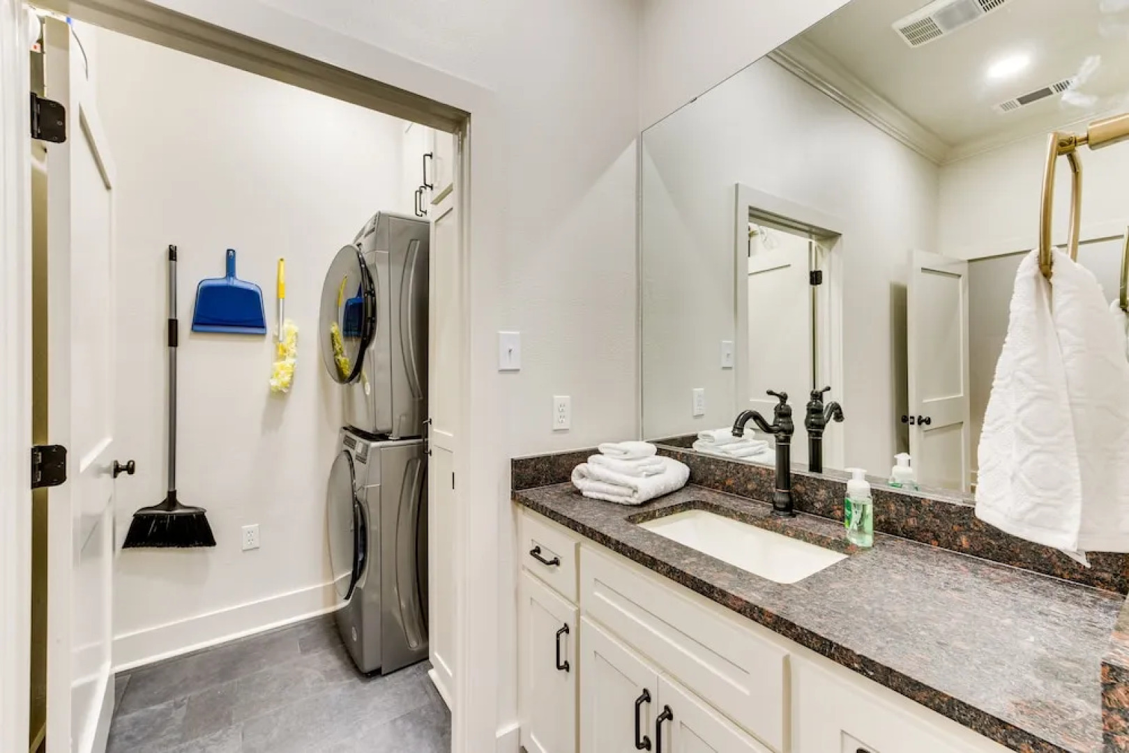 Charming Louisiana Getaway w/ Furnished Balcony!