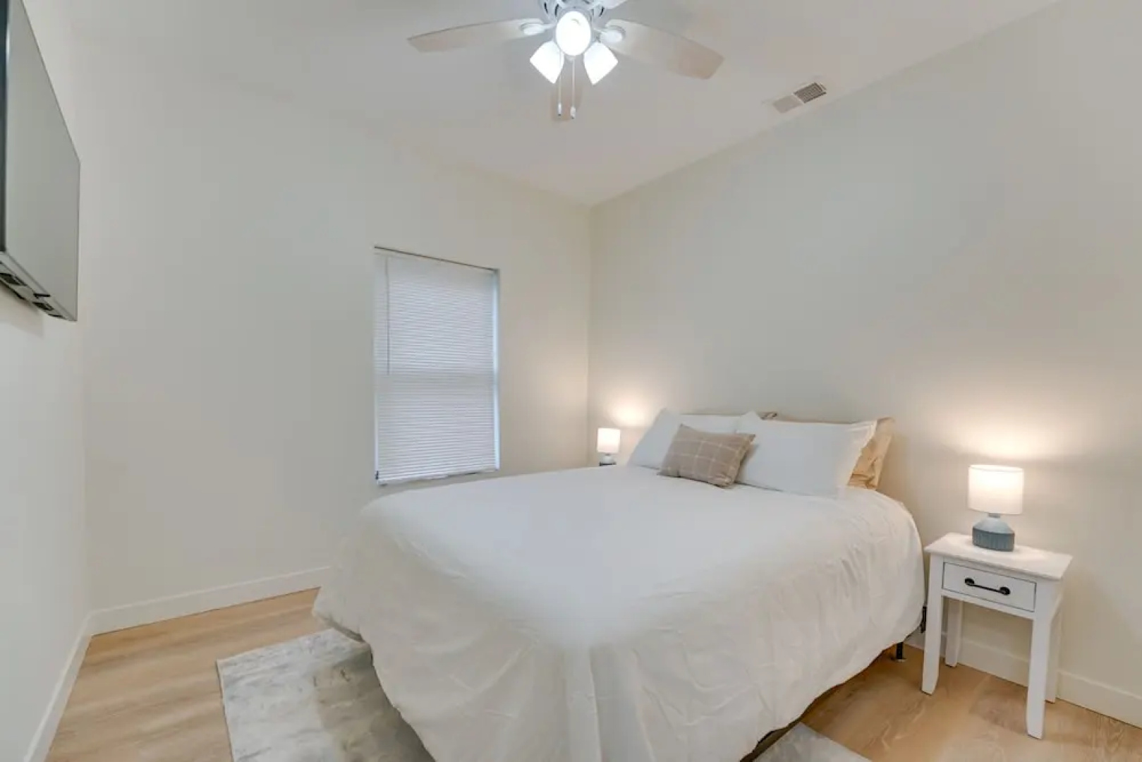 St Clair Apartment - Walk to River & Boardwalk!