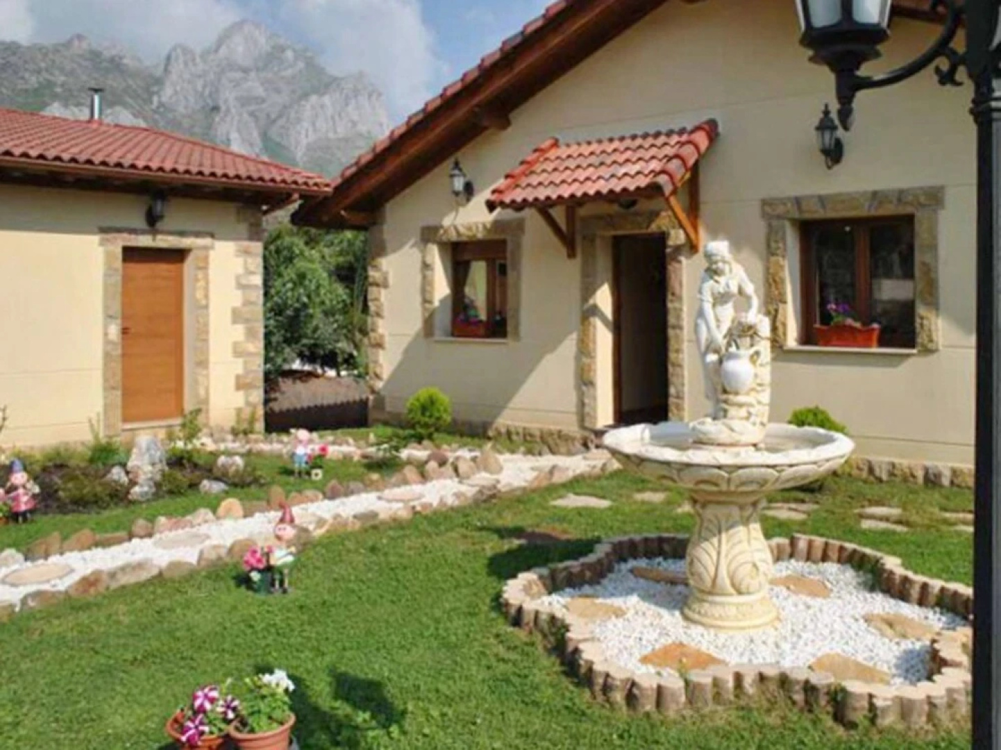 Rustic, 3-bedroom House in Villamanín With a Furnished Terrace, Garden