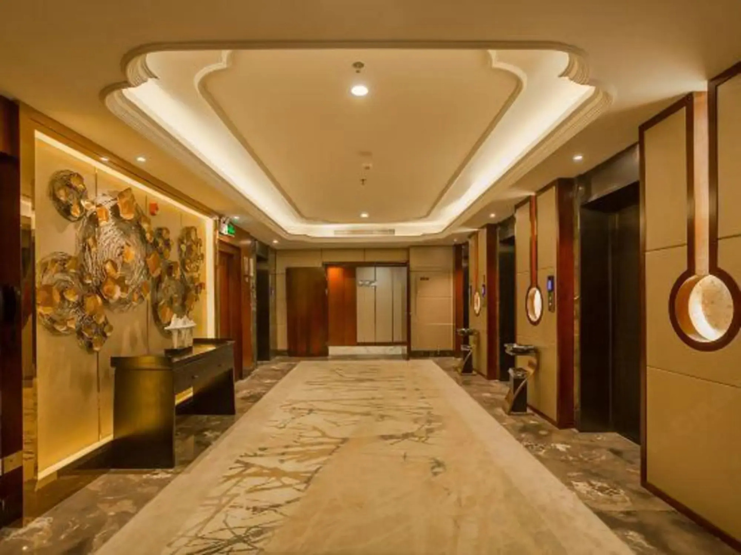 Howard Johnson Park Plaza Hotel (Jingshan Railway Station Inn)