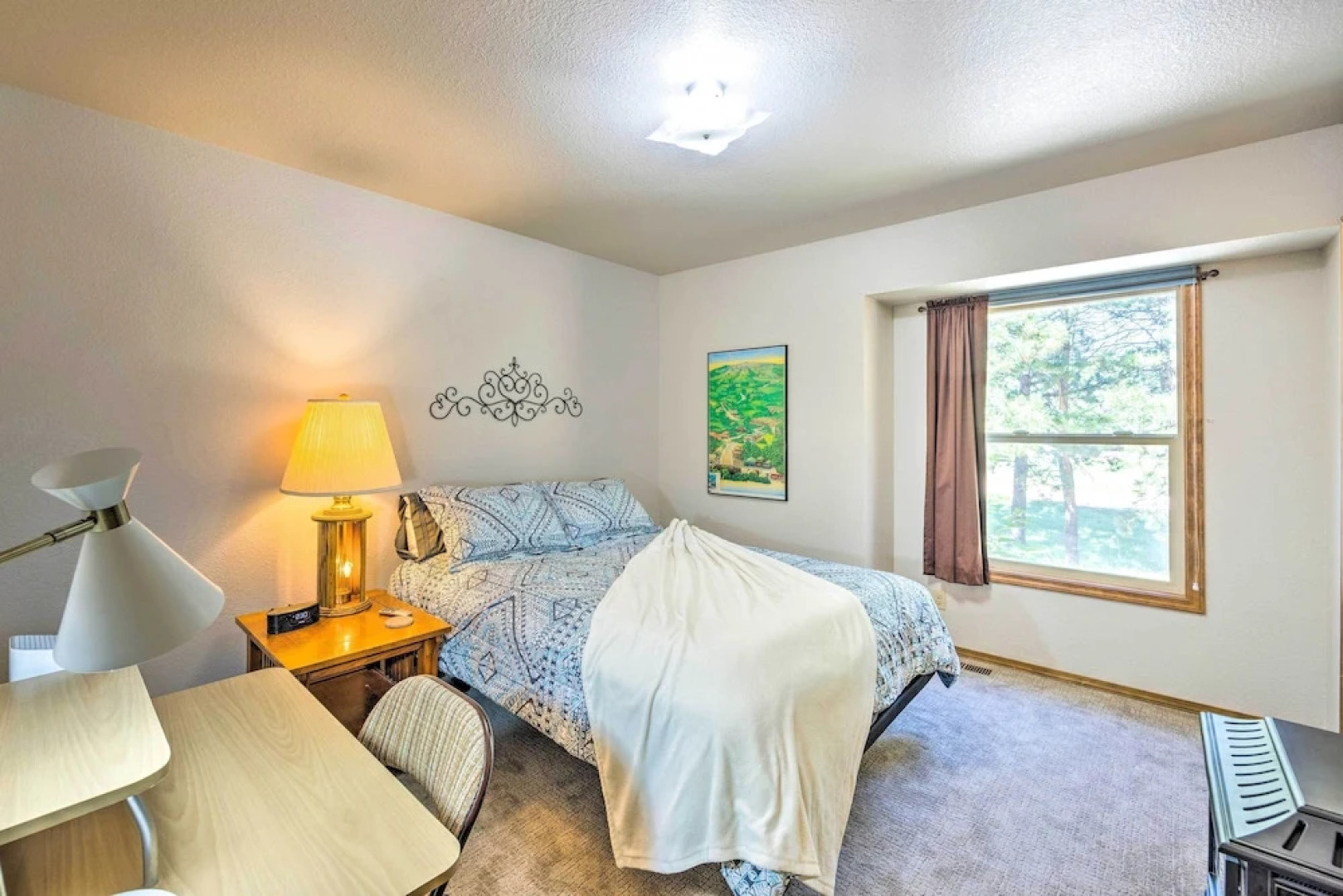 Serene Monument Sanctuary w/ Patio & Fire Pit!