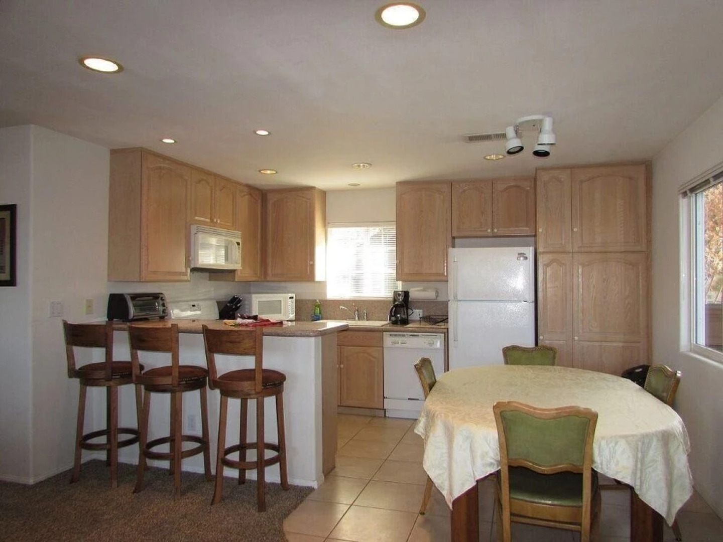 032 - Lakefront Village Escape