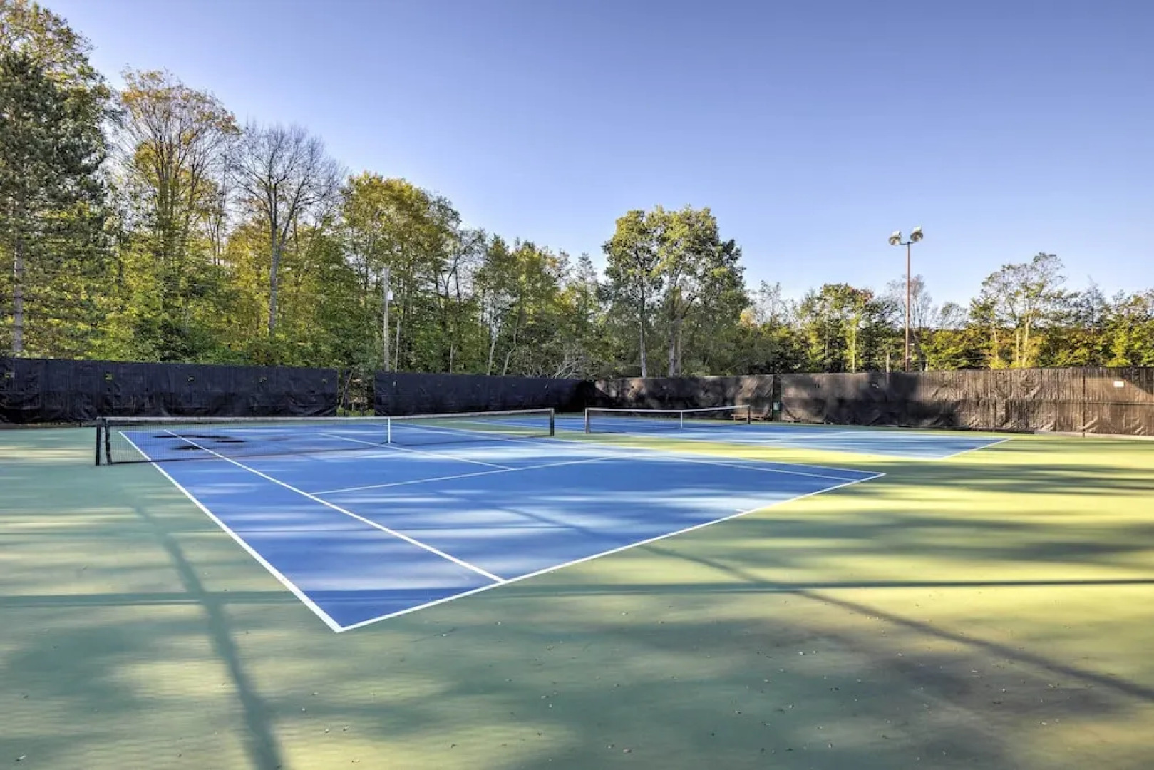 Large Deck + Resort Amenities: Lake Ariel Retreat