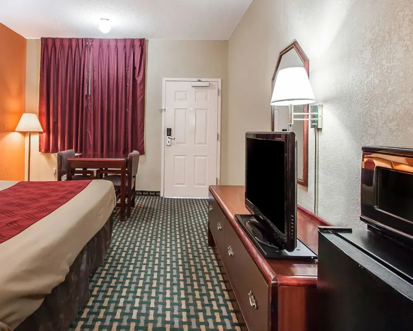 Econo Lodge Inn & Suites