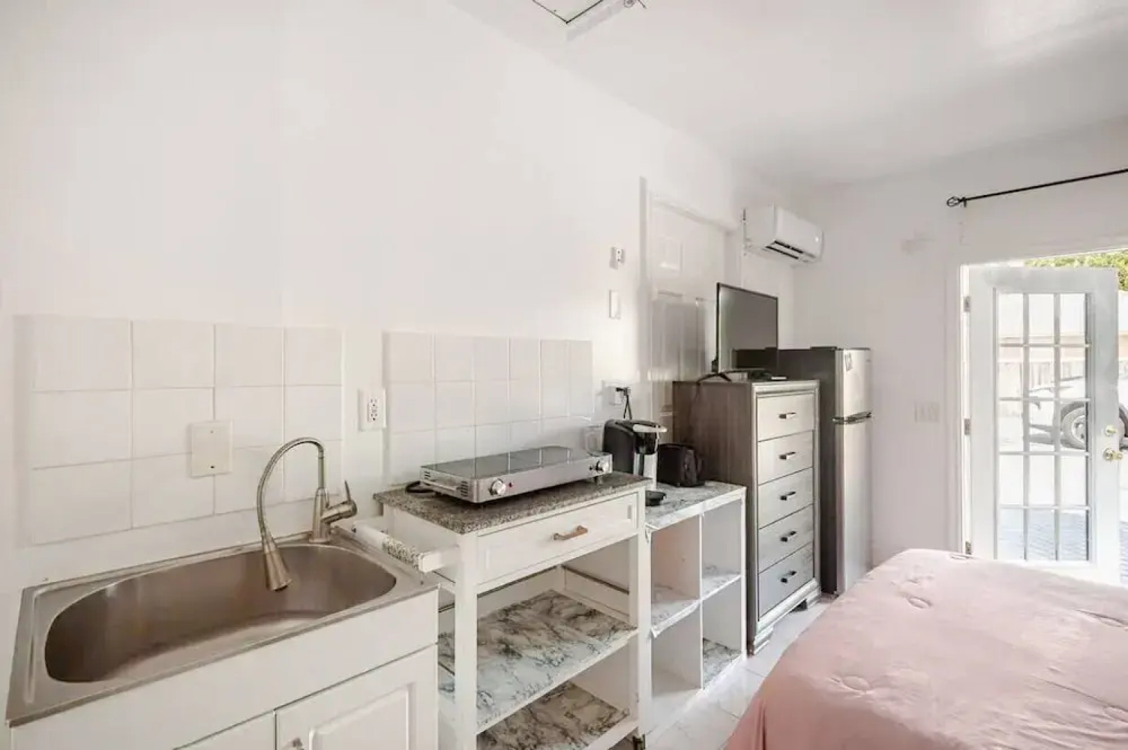 Room in Guest Room - Small Studio Apartment