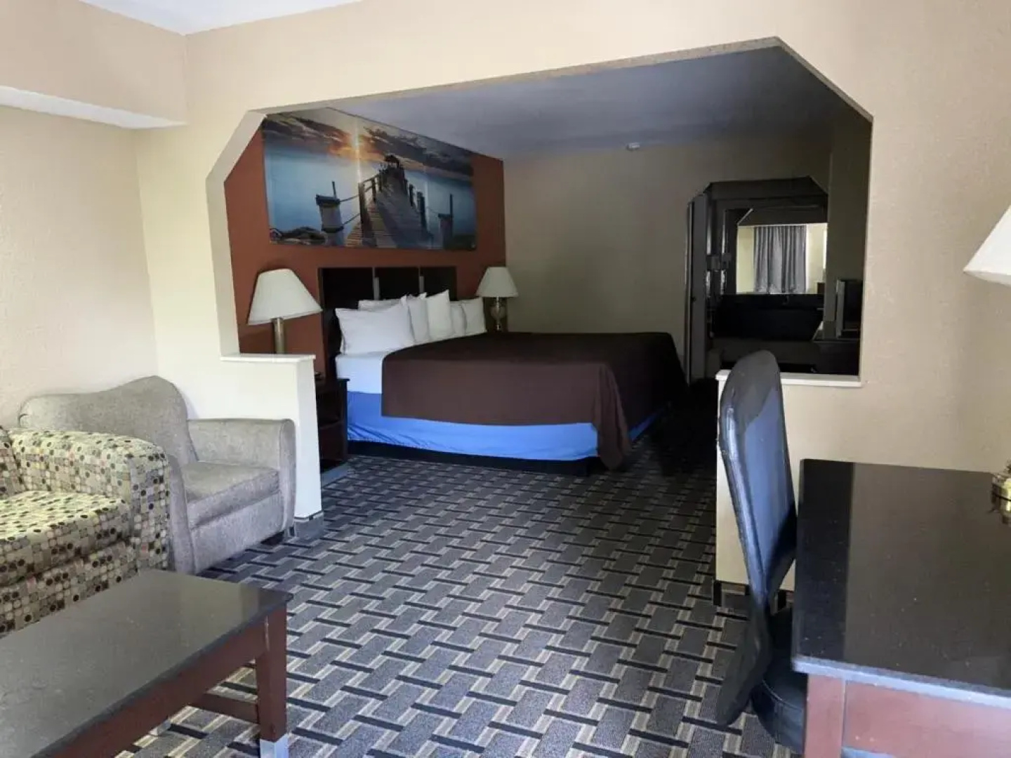 Days Inn & Suites Pine Bluff