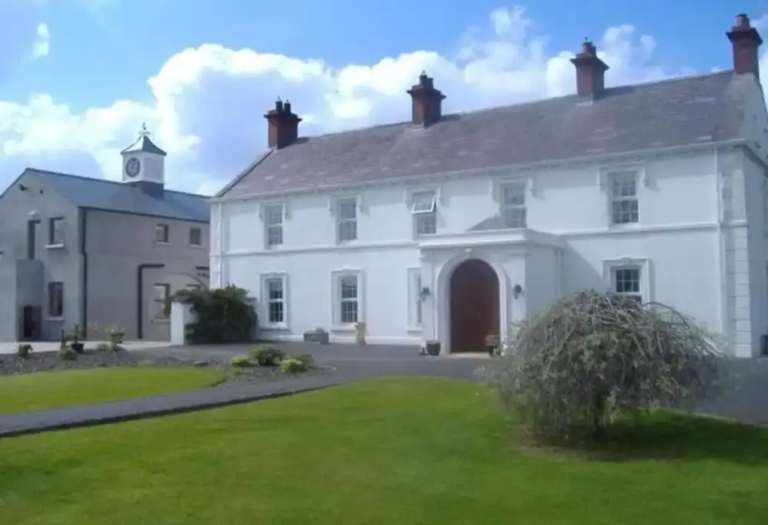 Luxury 3 Bed Cottages Near Hillsborough Palaces