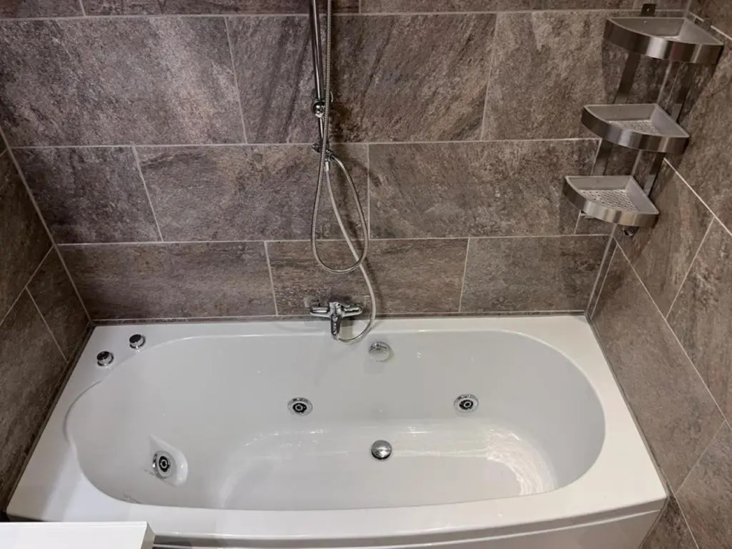 Comfortabele woning mét omheinde tuin aan water voor 12 p