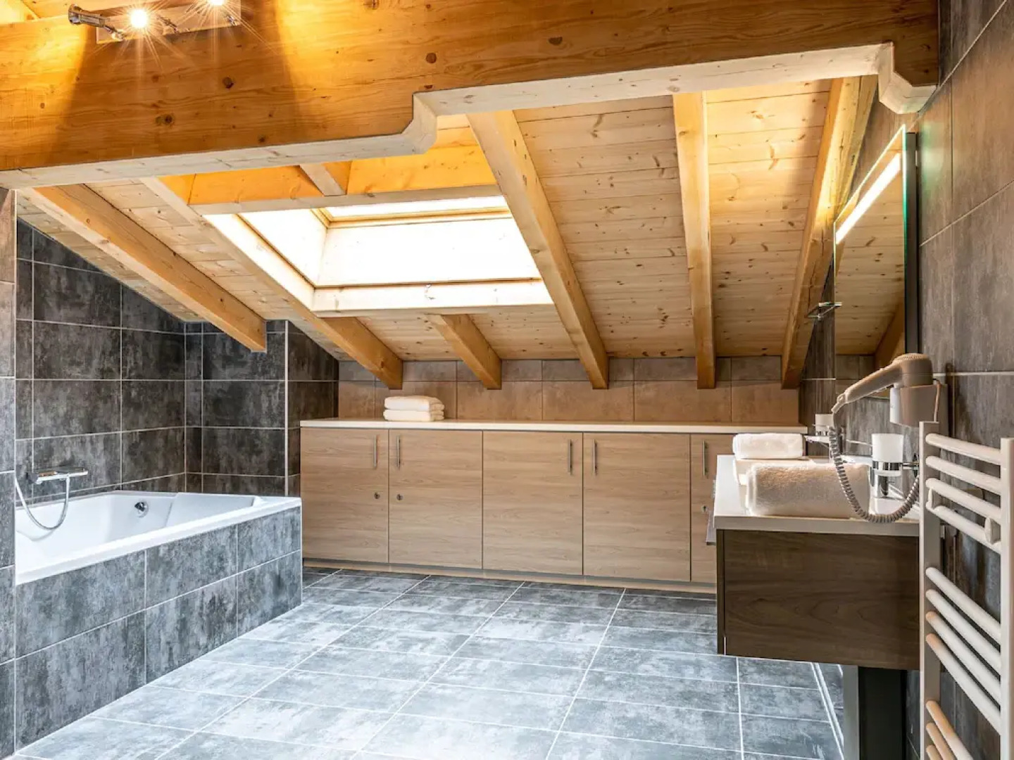 Penthouse with spacious balcony, ski lift 1.5 km away.