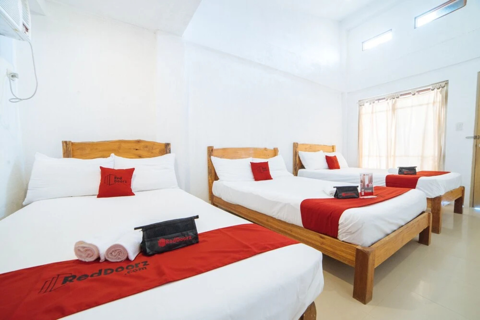 RedDoorz @ Sabang Beach Baler