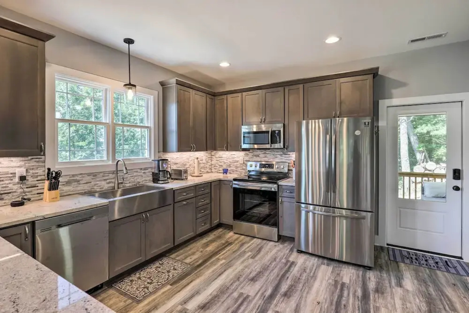 Escape w/ Hot Tub, Mtn Views: 5 Mi to Urban Trail