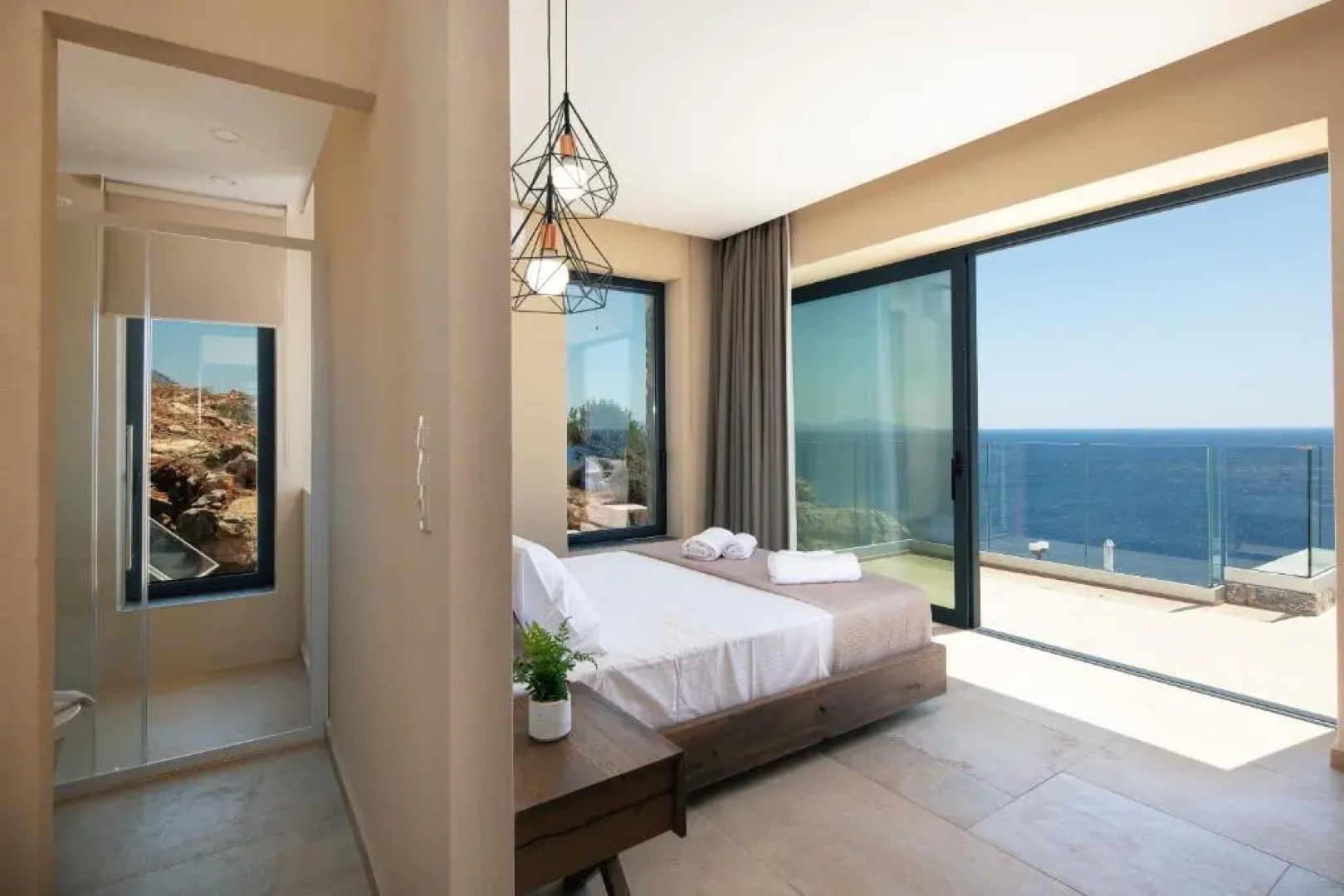 Seafront luxury villa with infinity pool & devine views!