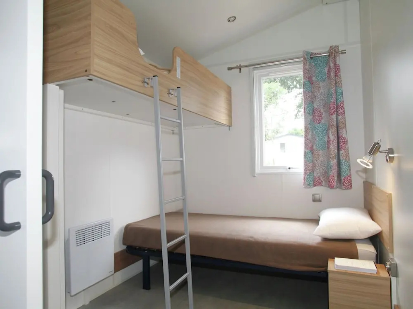 Well-kept chalet with a terrace at 800 m. from the beach