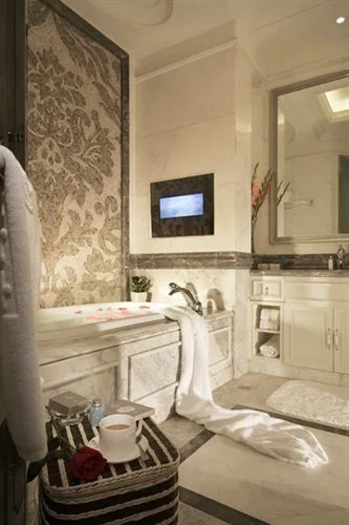 Golden Elephant Golf Hotel