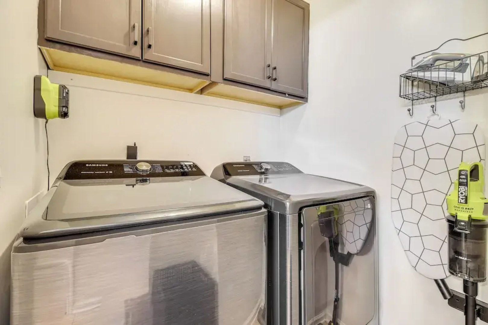 Near Dtwn & Beach: Savannah Home w/ Game Room!